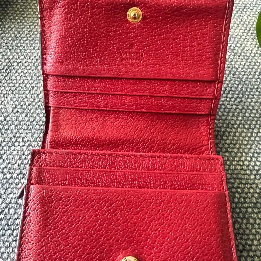 Gucci Red and Beige Card Holder with Bee Accent - Picture 2 of 12